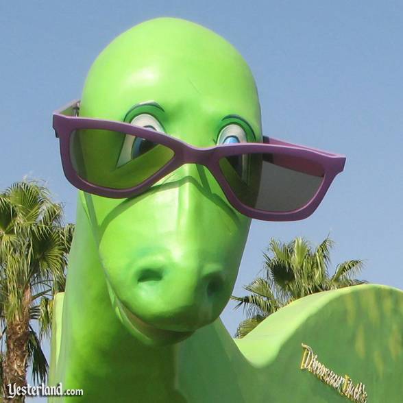 Photo of Sunglass Shack face, green: 2007 by Werner Weiss.