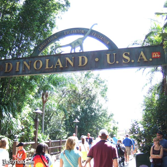 Disney’s Animal Kingdom entrance arch: 2007 by Allen Huffman.