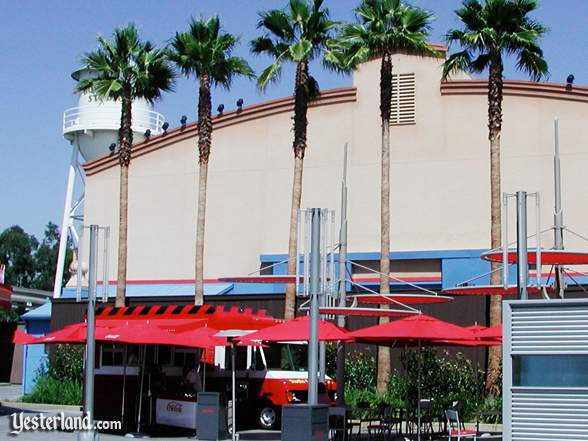 Photograph of exterior of former Hollywood & Dine