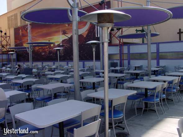 Photograph of outside seating at Hollywood & Dine