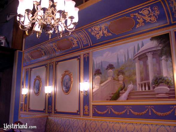 Photograph of Victor Hugo seating at Hollywood & Dine