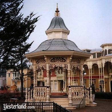 Photo of the Bandstand in Town Square at Disneyland Paris